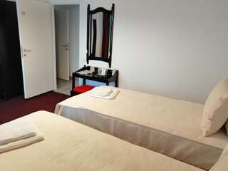 Отели типа «постель и завтрак» Copou Inn Яссы Двухместный номер с 1 кроватью и общей ванной комнатой-7